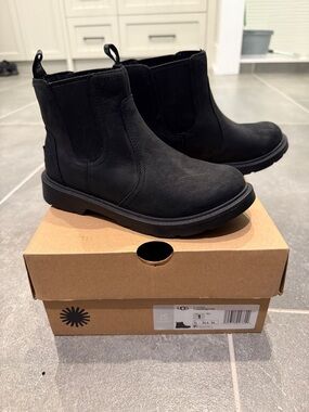 UGG Black Chelsea Lug Sole Ankle Boots size 1